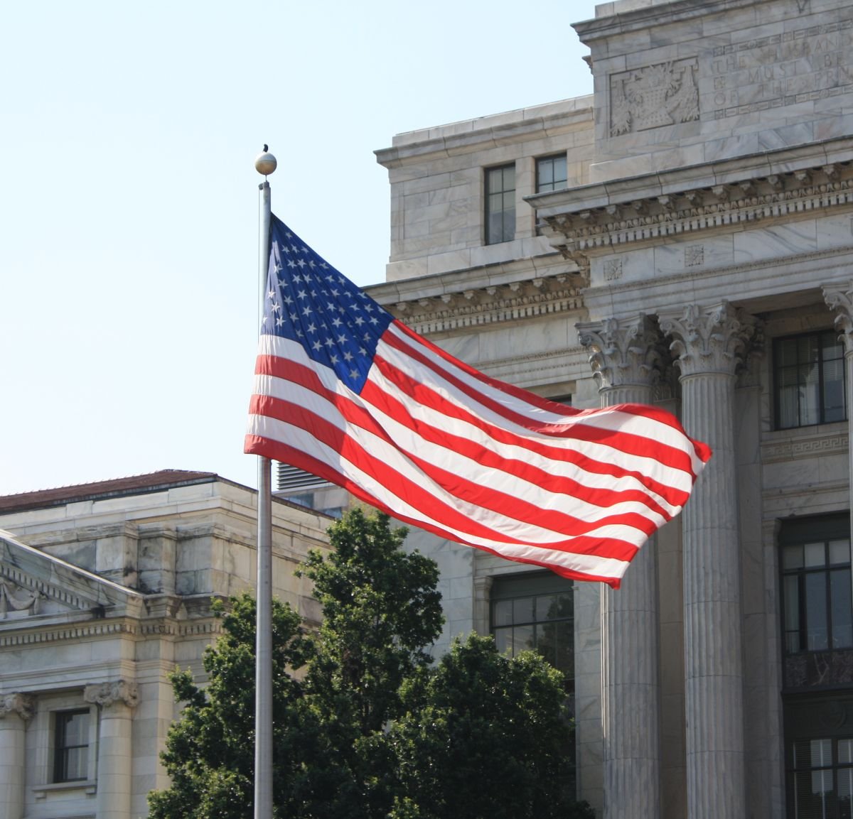 Bandeira dos Estados Unidos, país de origem da USA Rare Earth e de parte do financiamento da aquisição